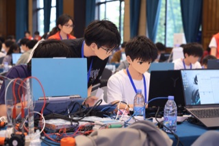 比赛现场。线比代码多。